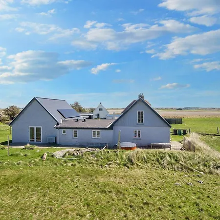 10 Person In Harboore-by Traum